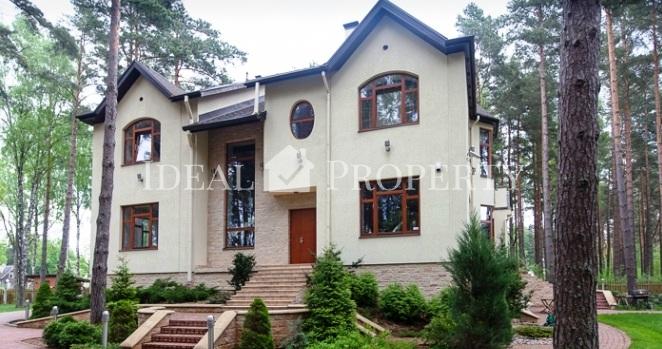 Lieliska savrupmāja Asaros, Jūrmalā, netālu no jūras.